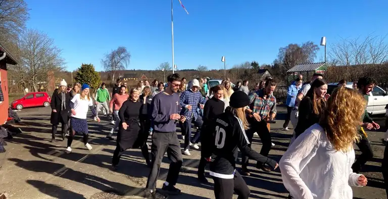 Der danses linedance på Bornholms Højskole - snart kan andre højskoleelever også få danset ud